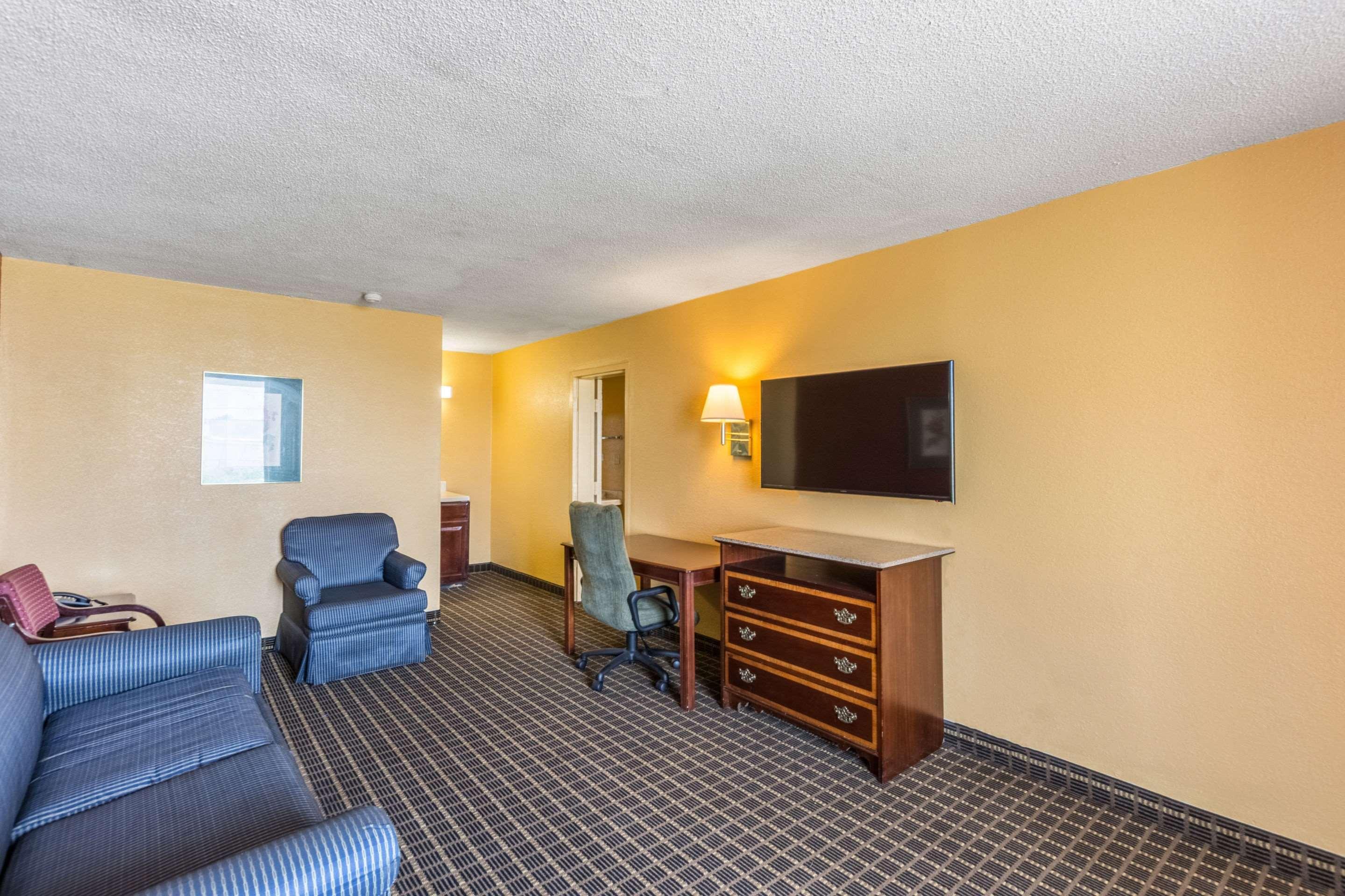 Econo Lodge Inn & Suites Orangeburg Exterior photo